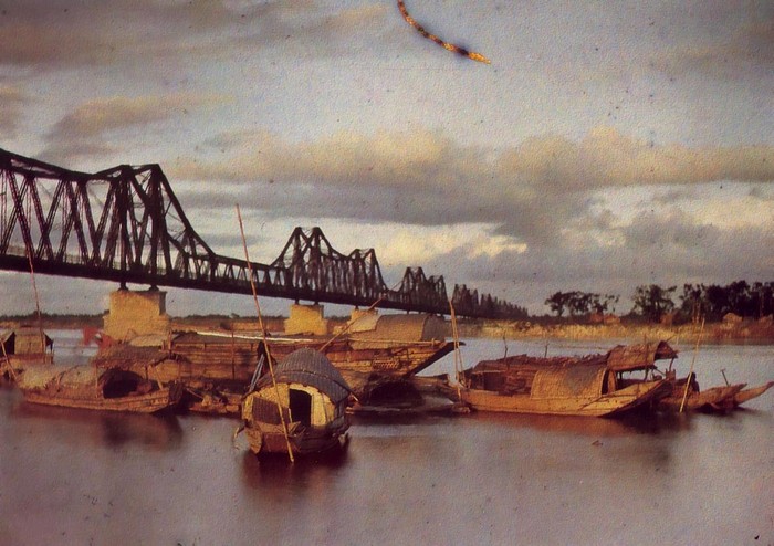 Cầu Long Biên năm 1915, khi đó có tên là cầu Paul Doumer do được đặt theo tên của Toàn quyền Đông Dương khi đó là Paul Doumer.